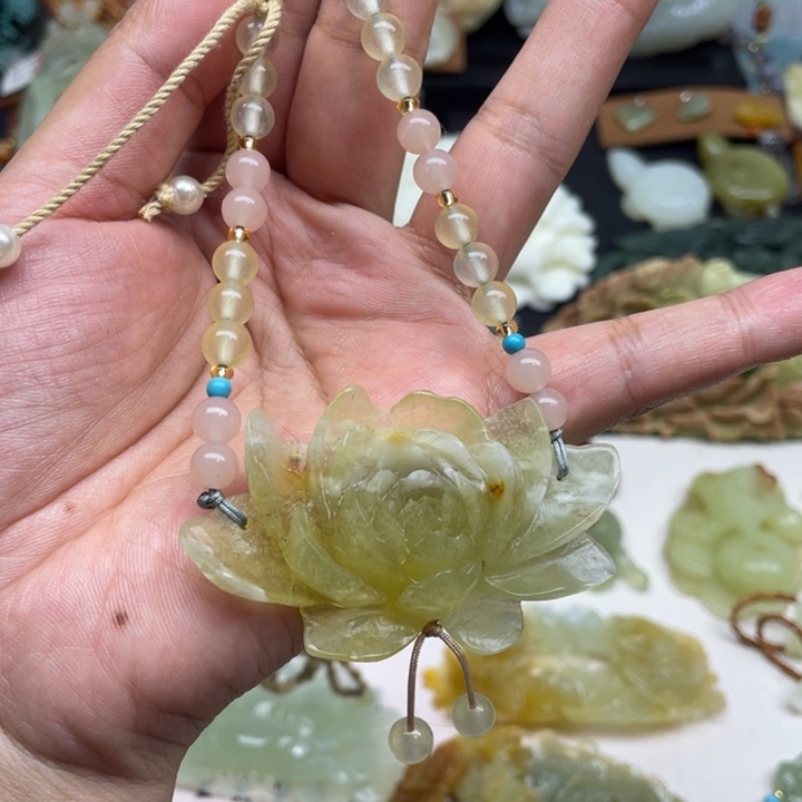 蛇纹石玉未镶嵌颈饰