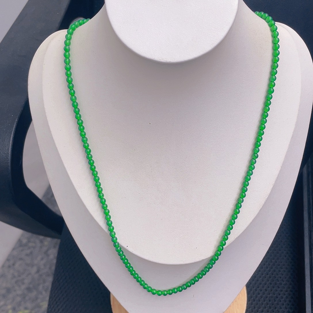 翡翠未镶嵌颈饰    