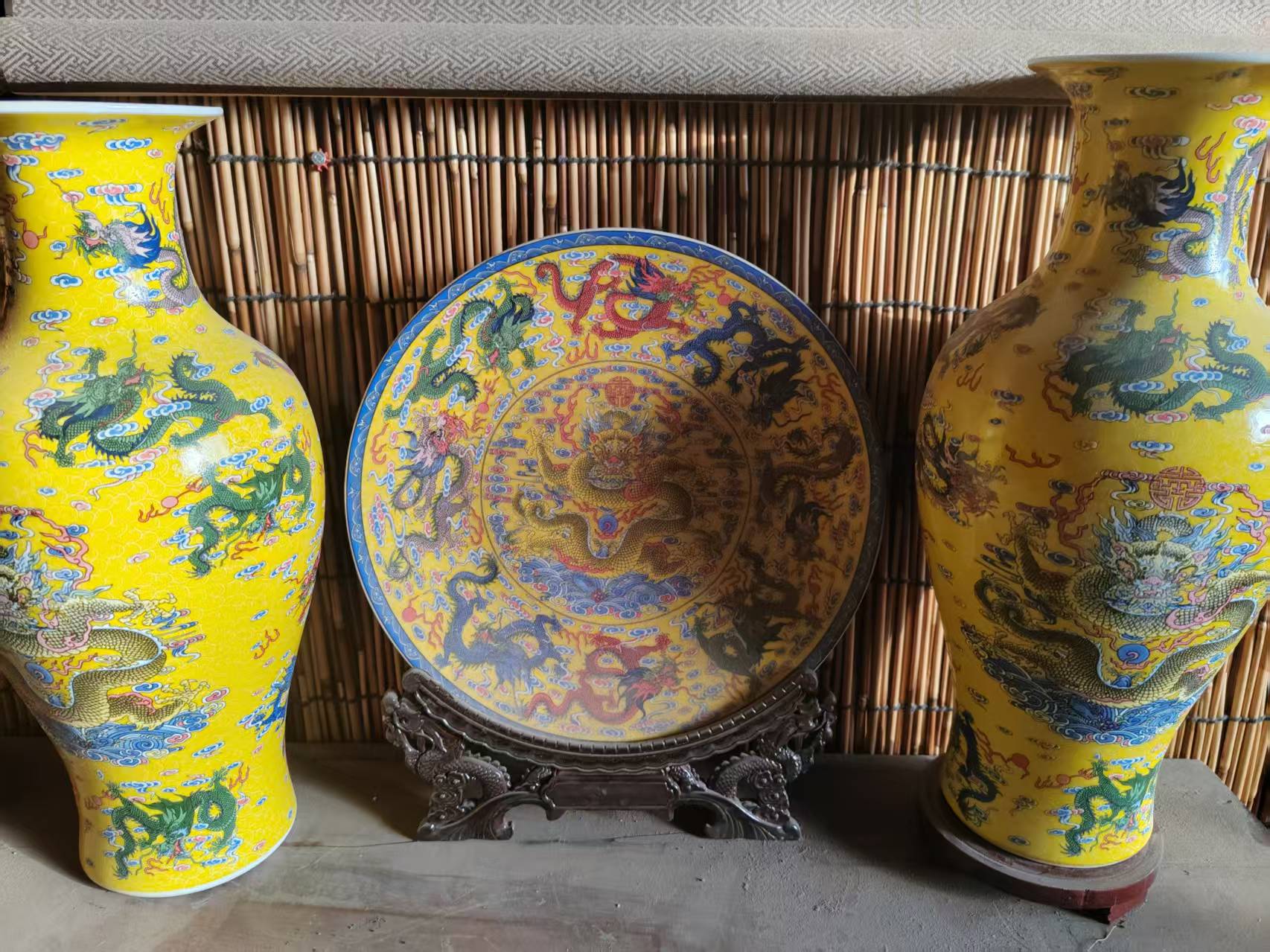 黄龙瓶子一对加盘子（流水摆件）