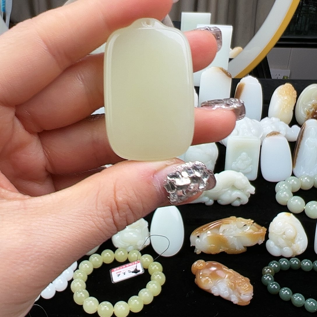 和田玉颈饰未镶嵌失**空