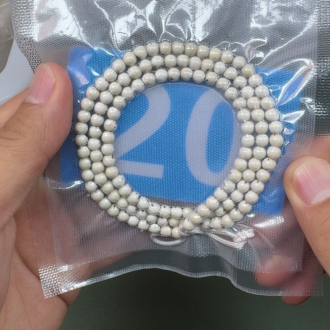 吊坠星月菩提5圆珠大留白脖挂。  20