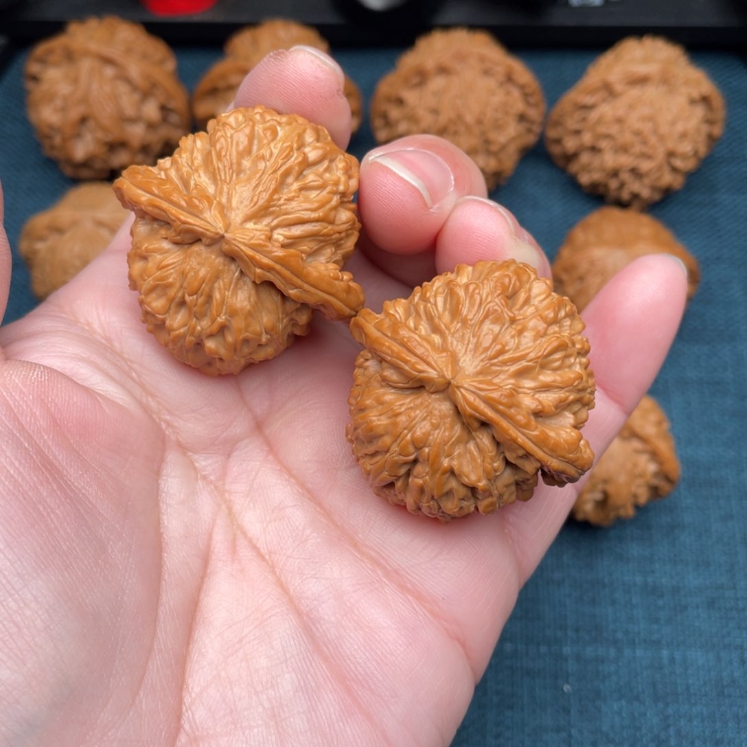 文玩核桃把件全品红皮白狮子39