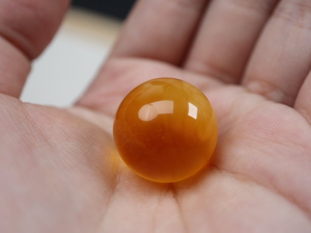 20.4mm焦皮橘黄蜜蜡圆珠，内部带天然金沙，颜色好，无杂裂，克重5g，