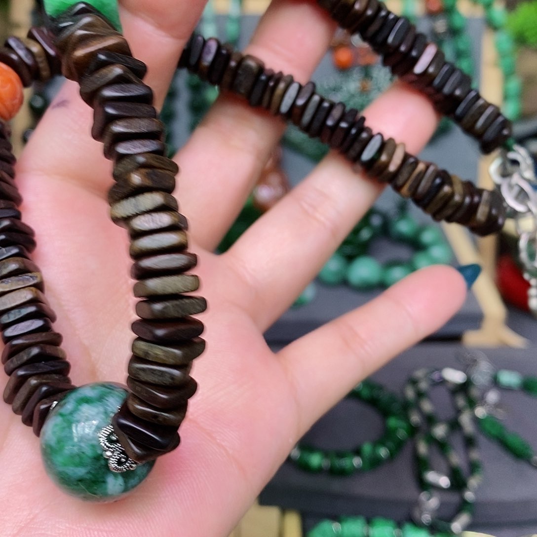 翡翠颈饰未镶嵌漂亮美眉