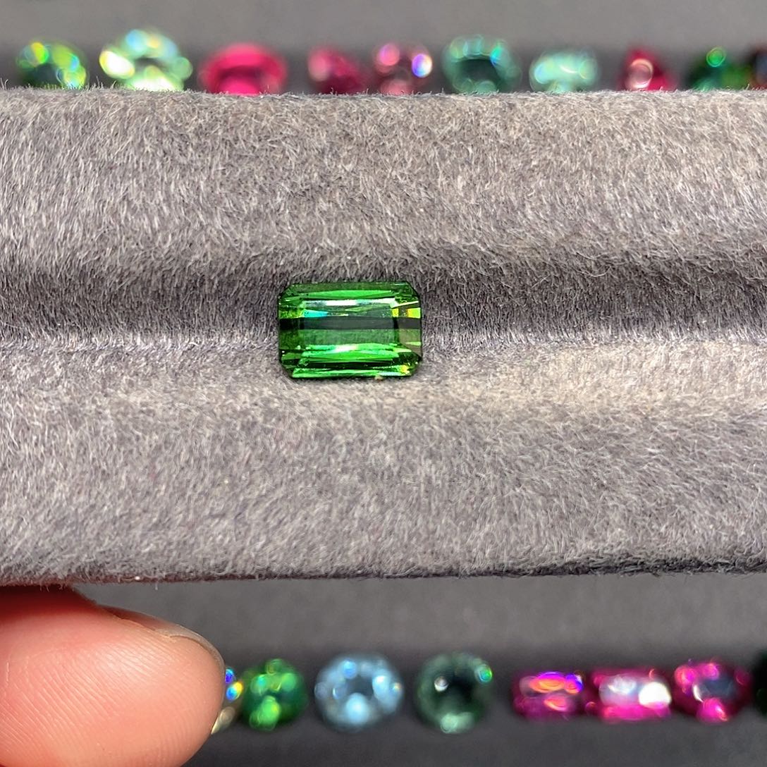 碧玺裸石未镶嵌电光绿碧玺