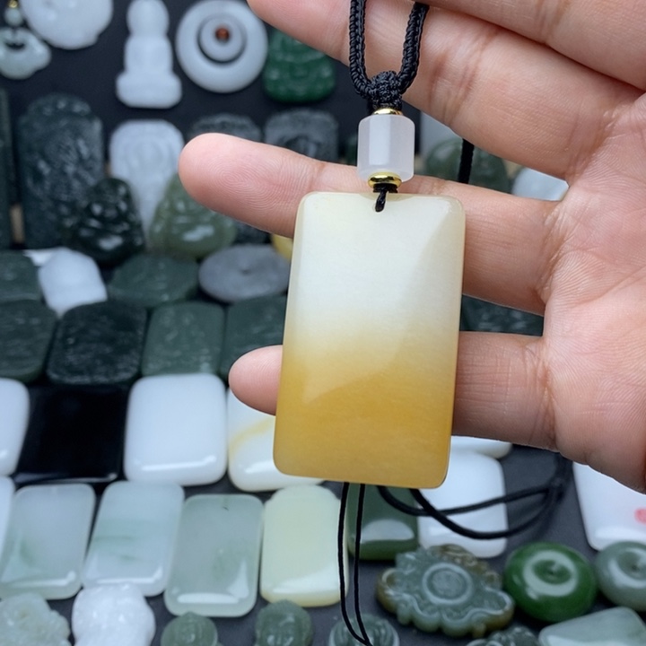 小***惠石英质玉（金丝玉）未镶嵌颈饰