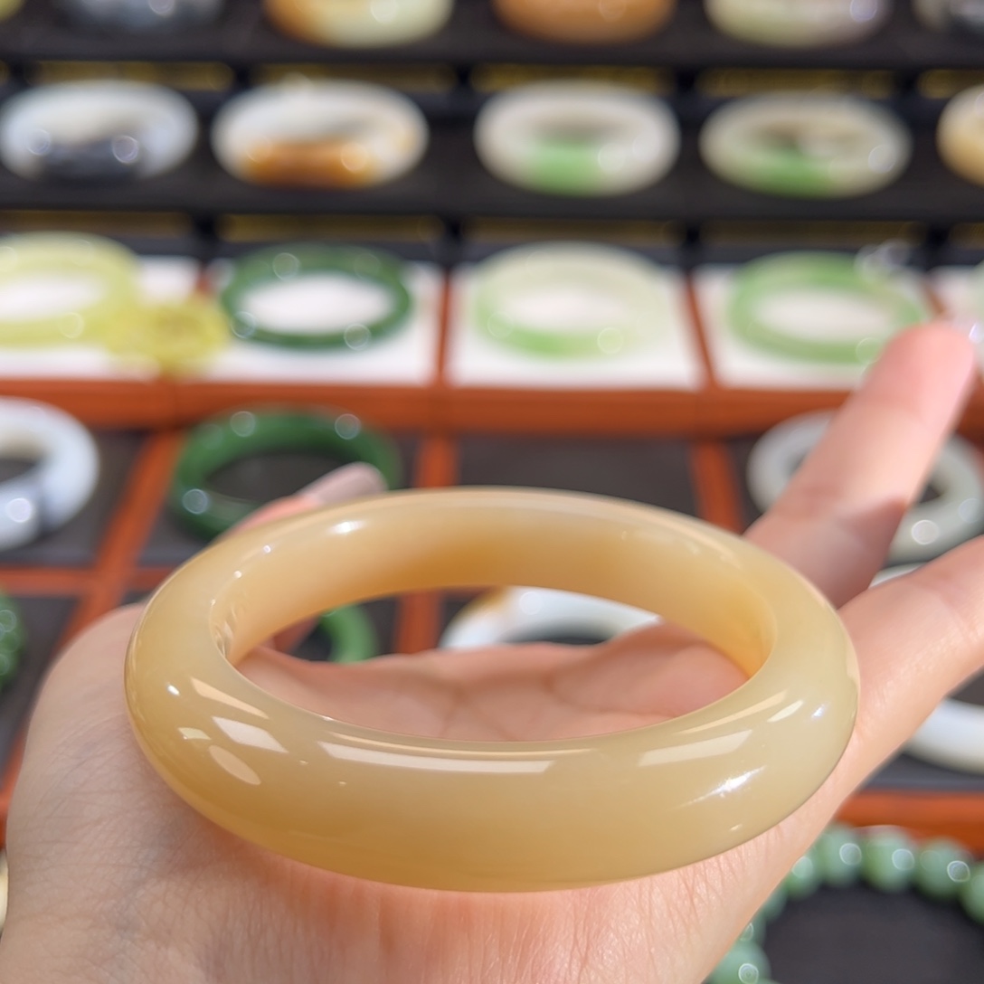 和田玉（糖玉）未镶嵌手镯粉膏蜜糖