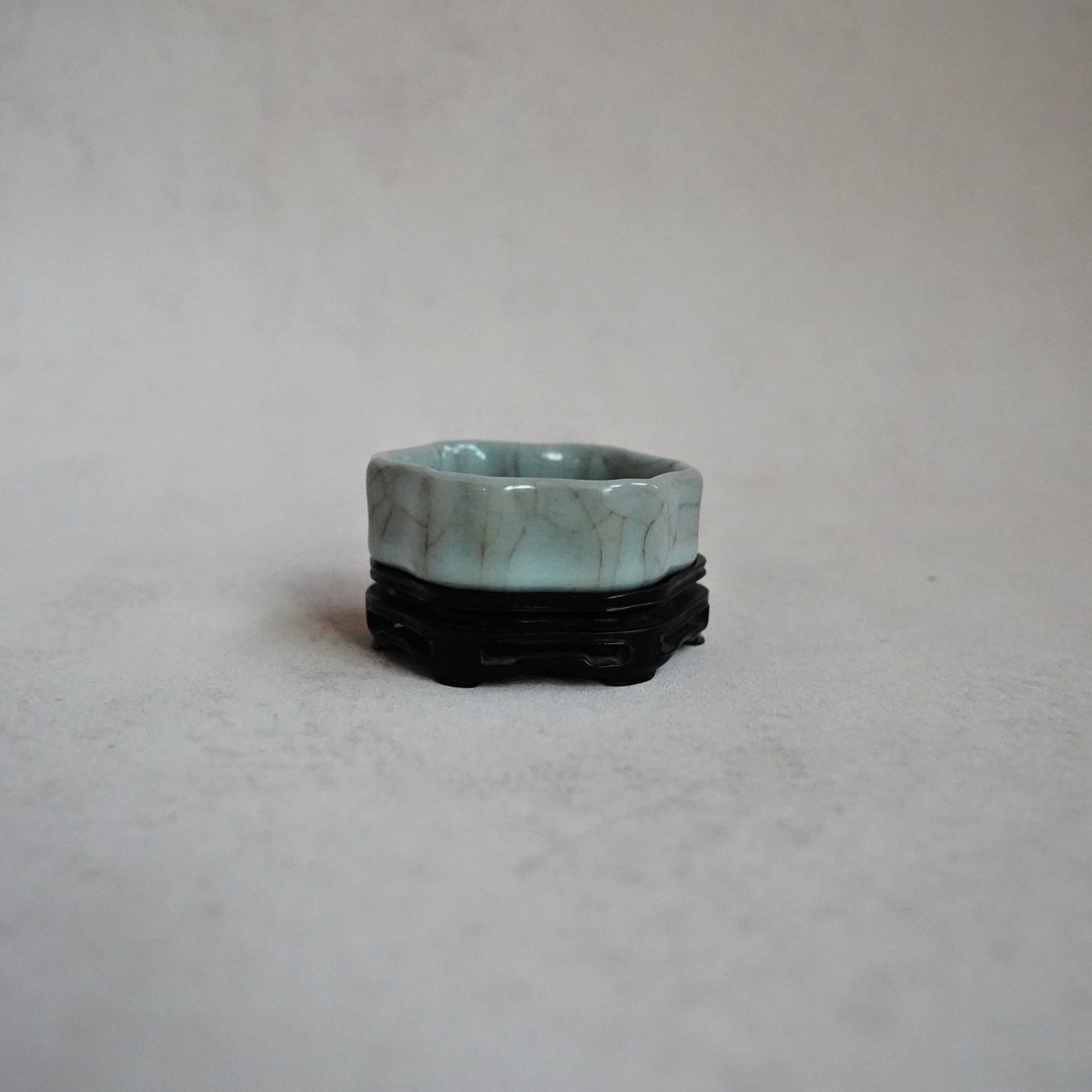 文华藏珍第228期拍品 14 乾隆（官） 仿官釉花口笔添