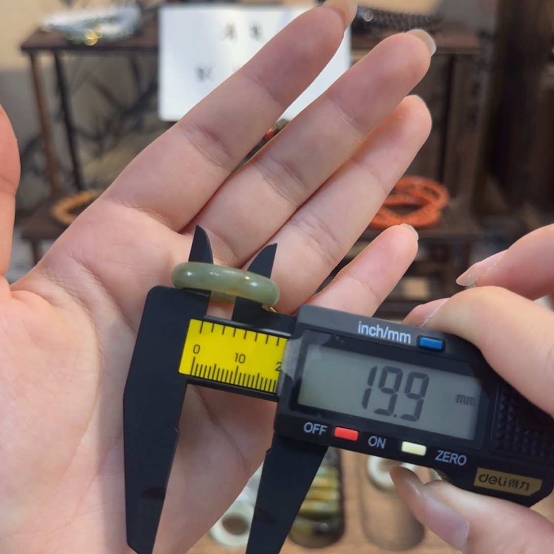 蛇纹石玉颈饰合金