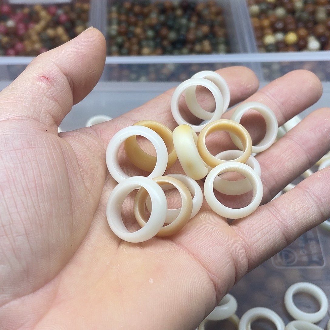 白玉菩提吊坠15加微瑕跑环5颗