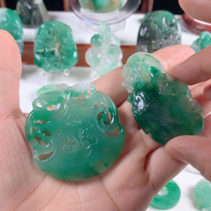 石英质玉吊坠未镶嵌三**足