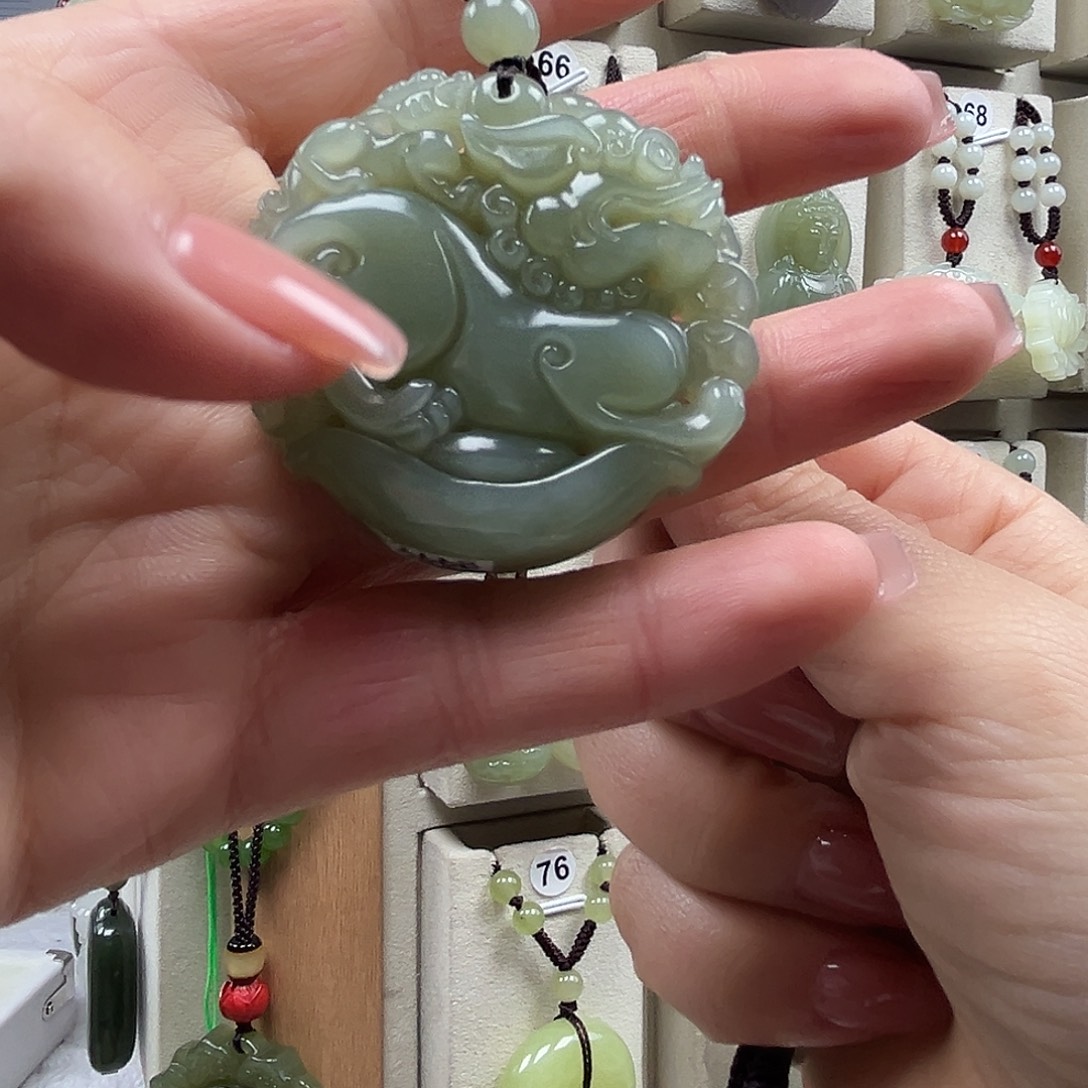 张***飞和田玉未镶嵌颈饰