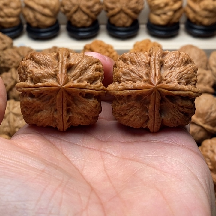 芒****文玩核桃把件…………………………