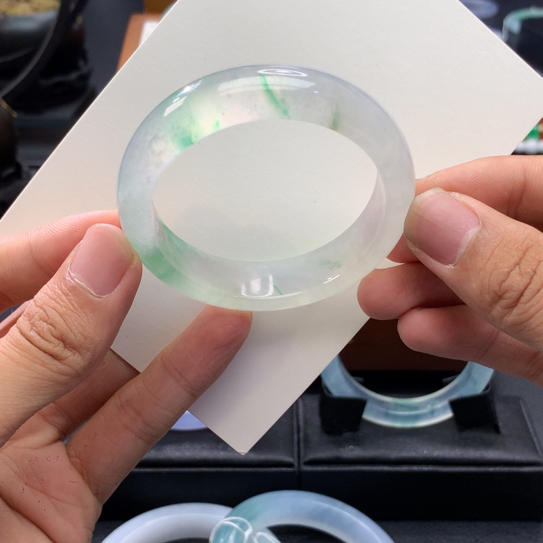 翡翠未镶嵌手镯正圈. 