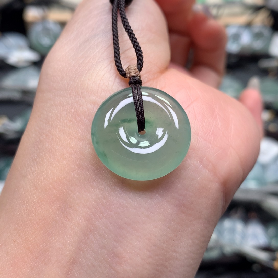 翡翠颈饰未镶嵌扣子