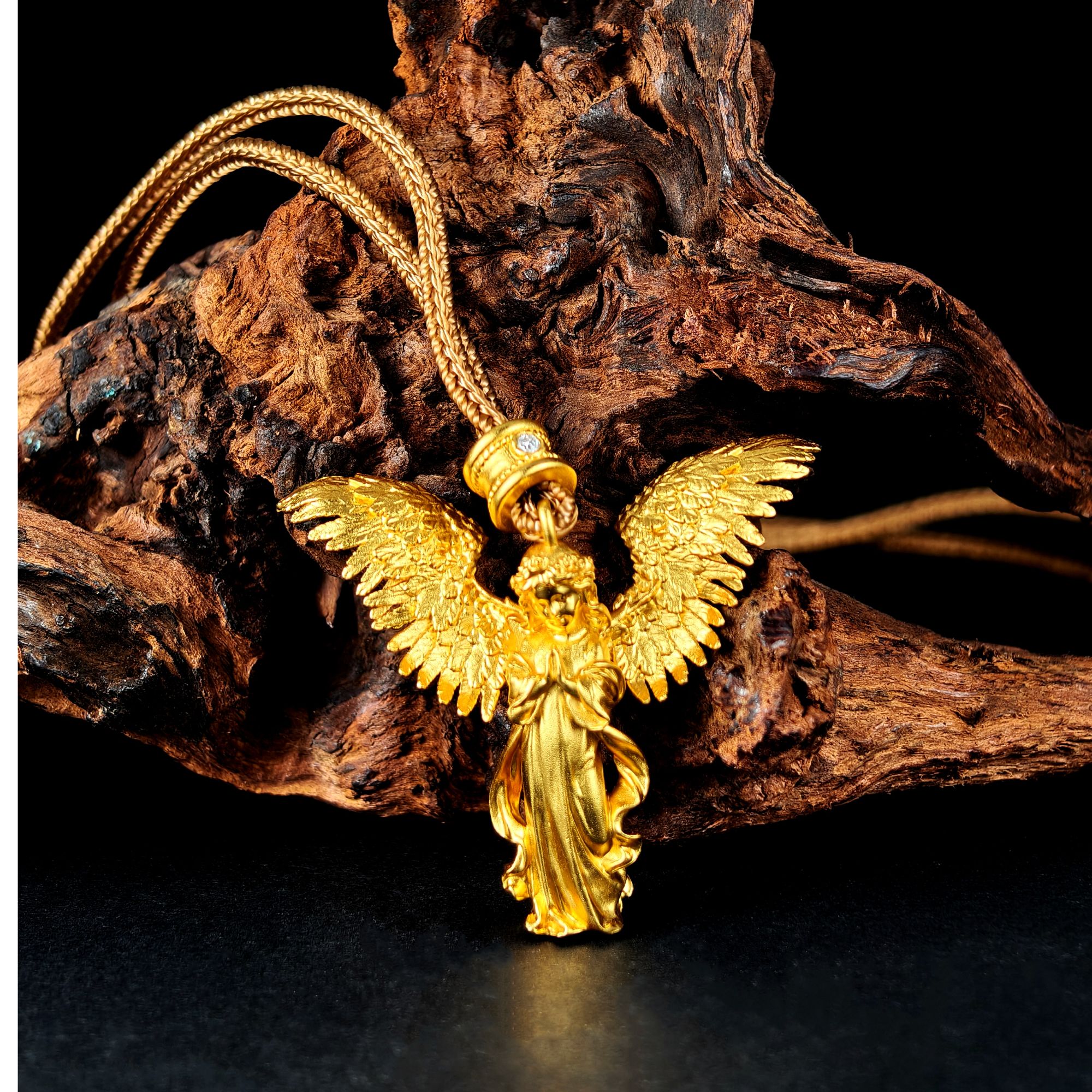 吊坠925银莫桑石 名爵珠宝足银镶嵌莫桑钻天使吊坠项链