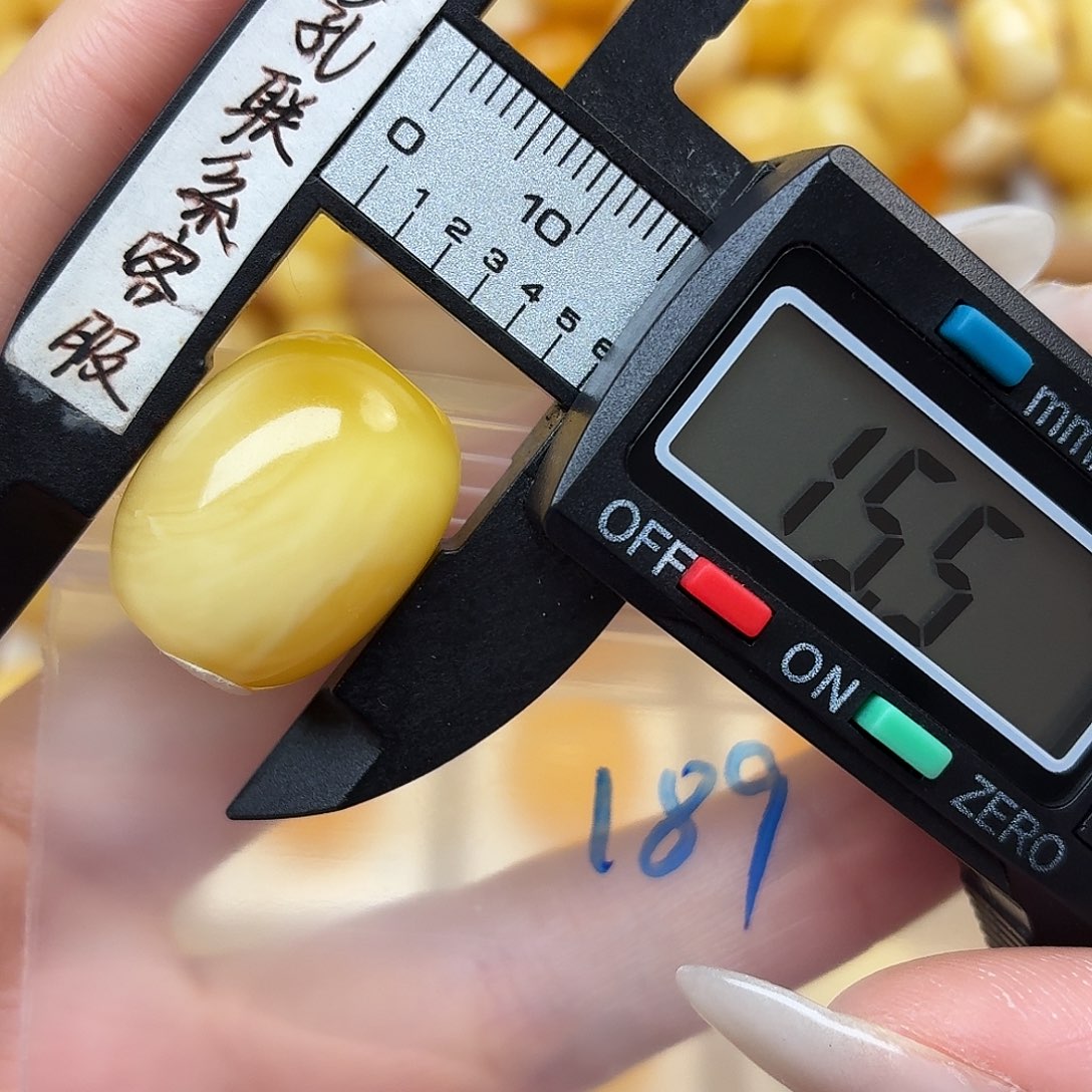 啷***浪蜜蜡未镶嵌裸石蜜蜡