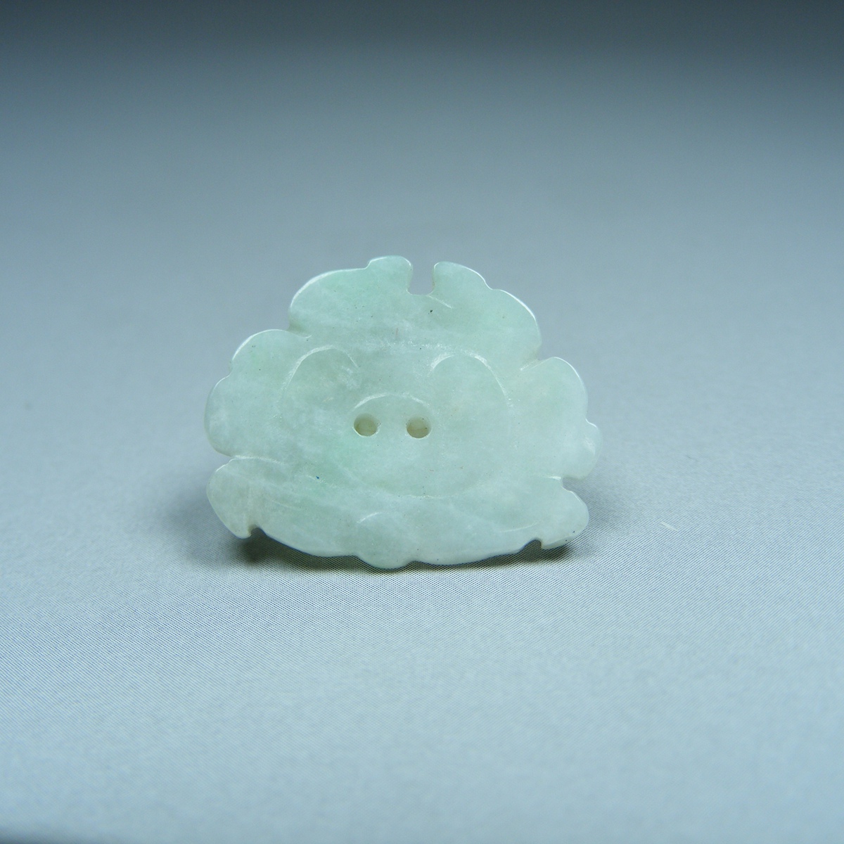 老A货白底青翡翠单面工双孔宝相花
