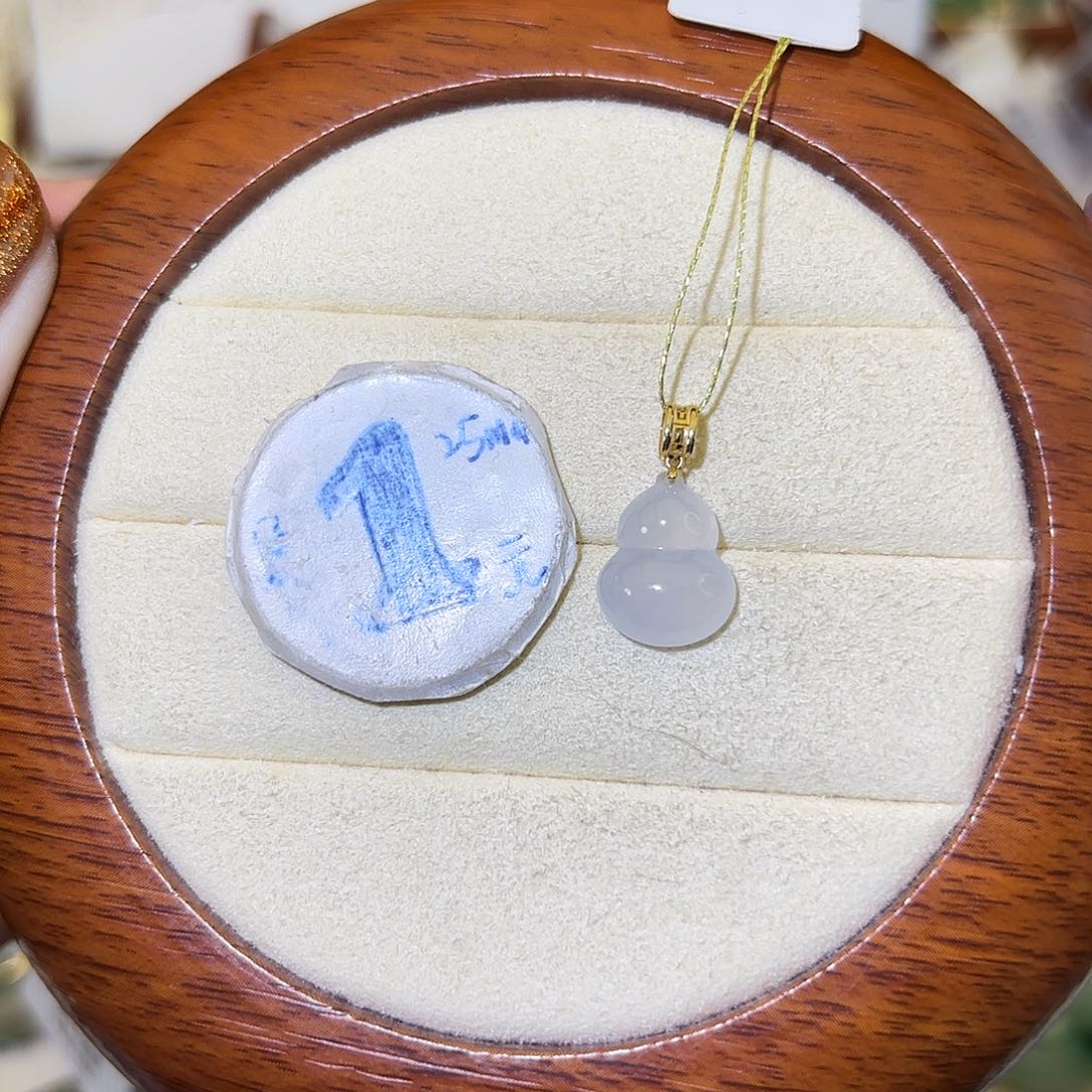 l****翡翠18K金镶嵌颈饰葫芦