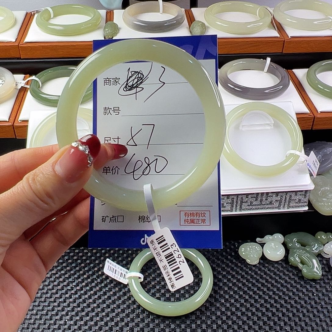 和田玉未镶嵌手镯