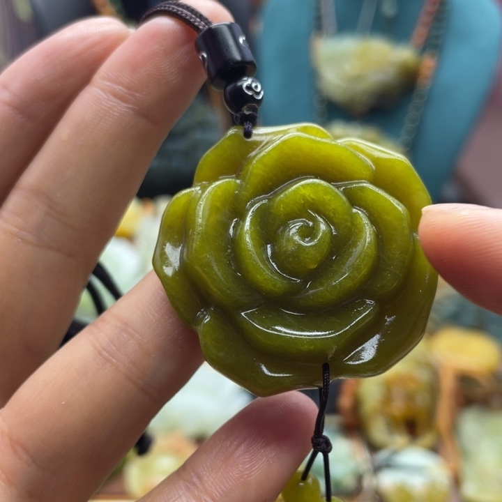 蛇纹石玉未镶嵌颈饰