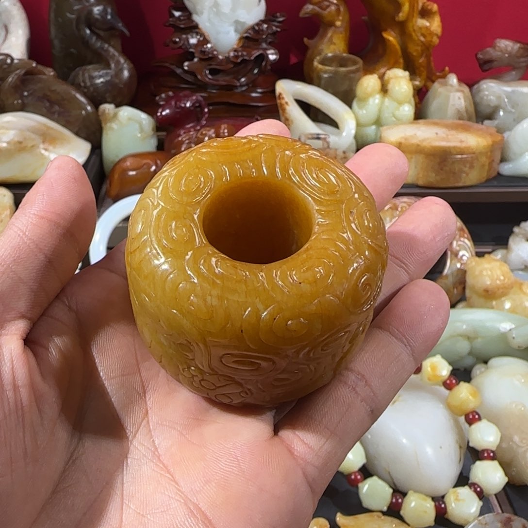 和田玉未镶嵌把件军