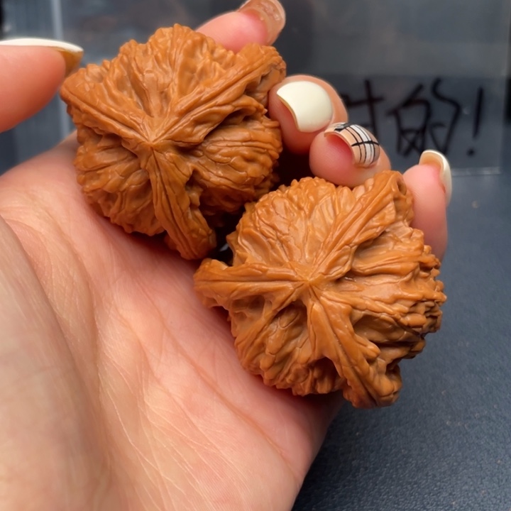 C***h文玩核桃吊坠白狮子