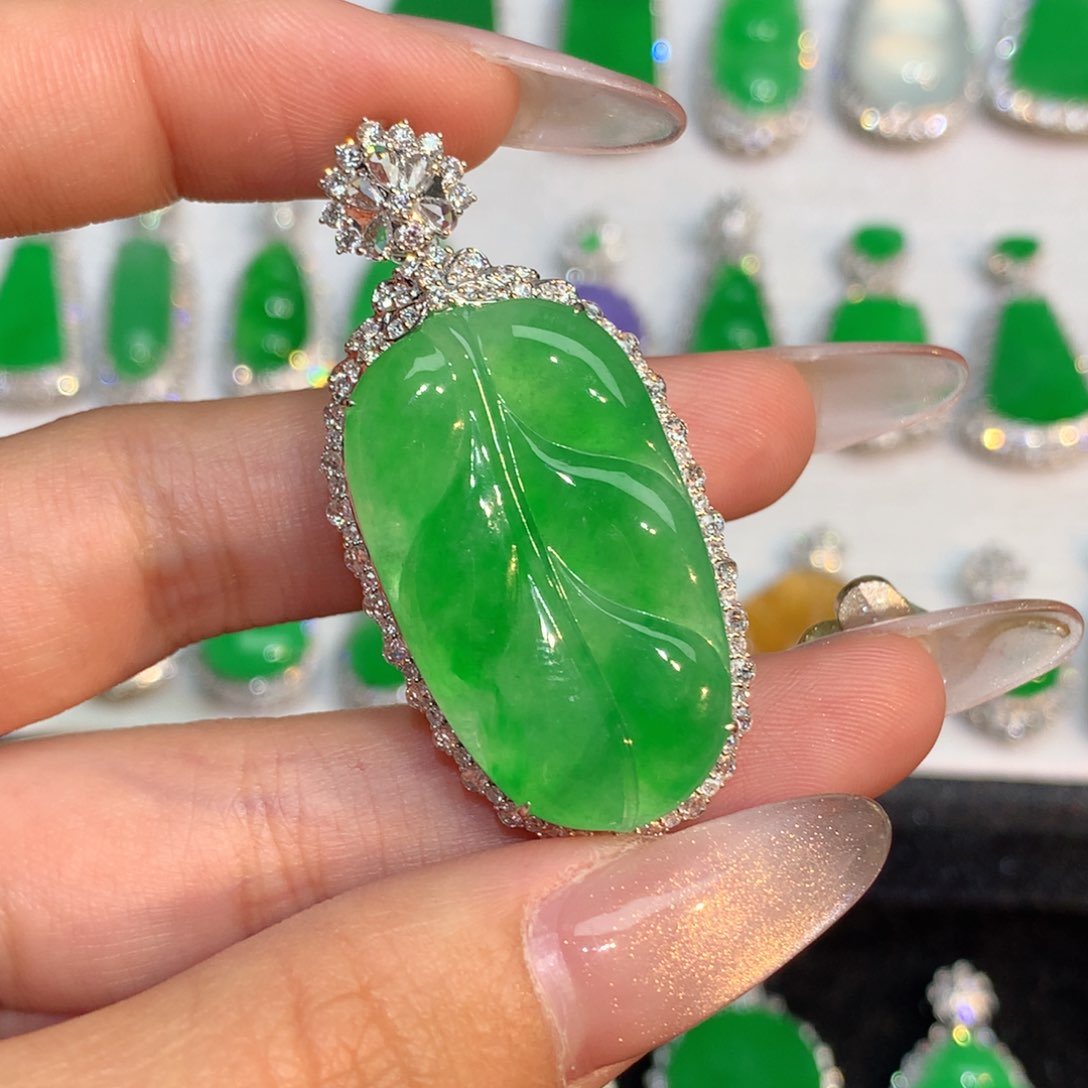 翡翠颈饰18K金镶嵌小*兔翡翠