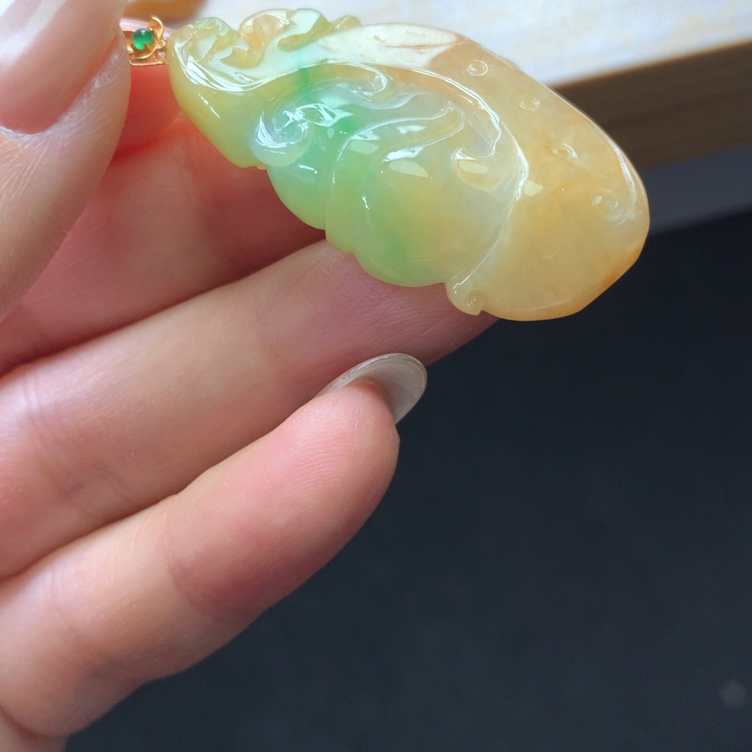 翡翠18K金镶嵌颈饰吊坠