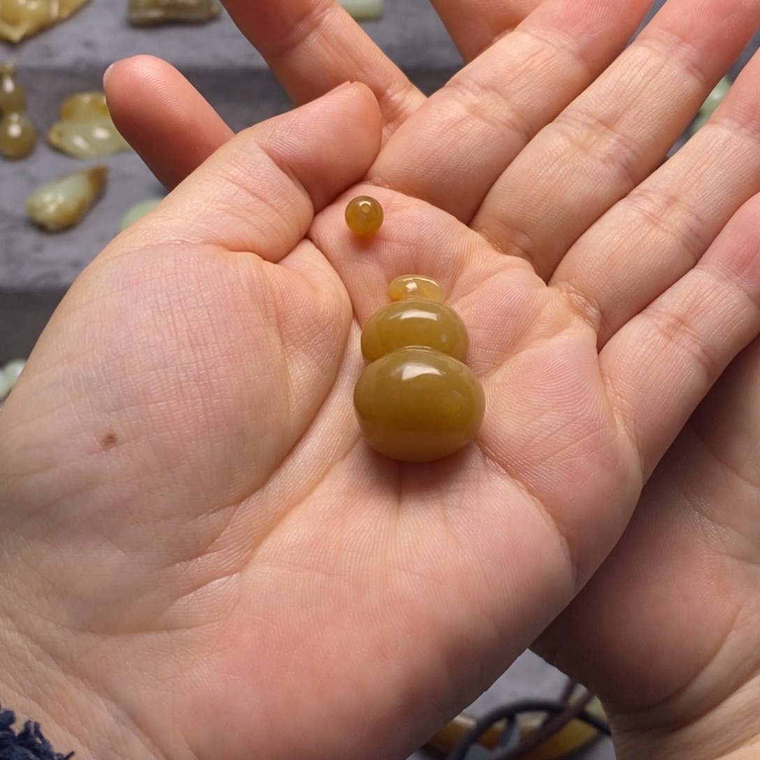 陆***漓和田玉（糖玉）未镶嵌颈饰