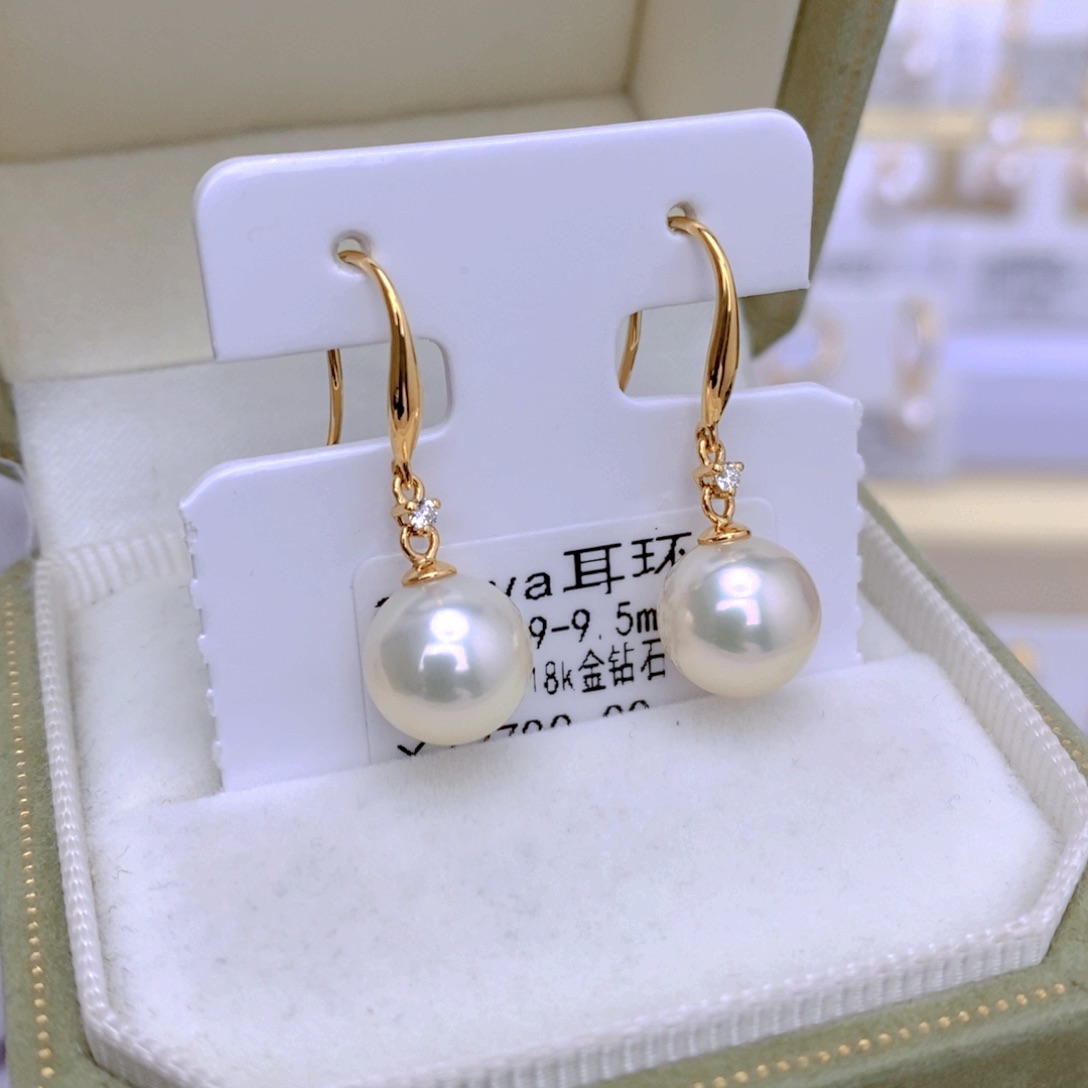 18K金镶嵌海水珍珠耳饰