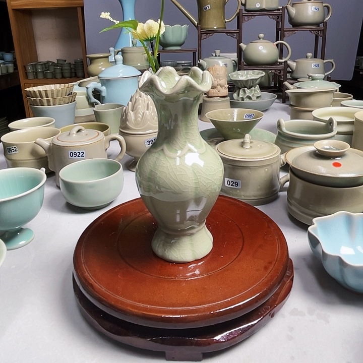 豆绿釉荷叶口瓶11111