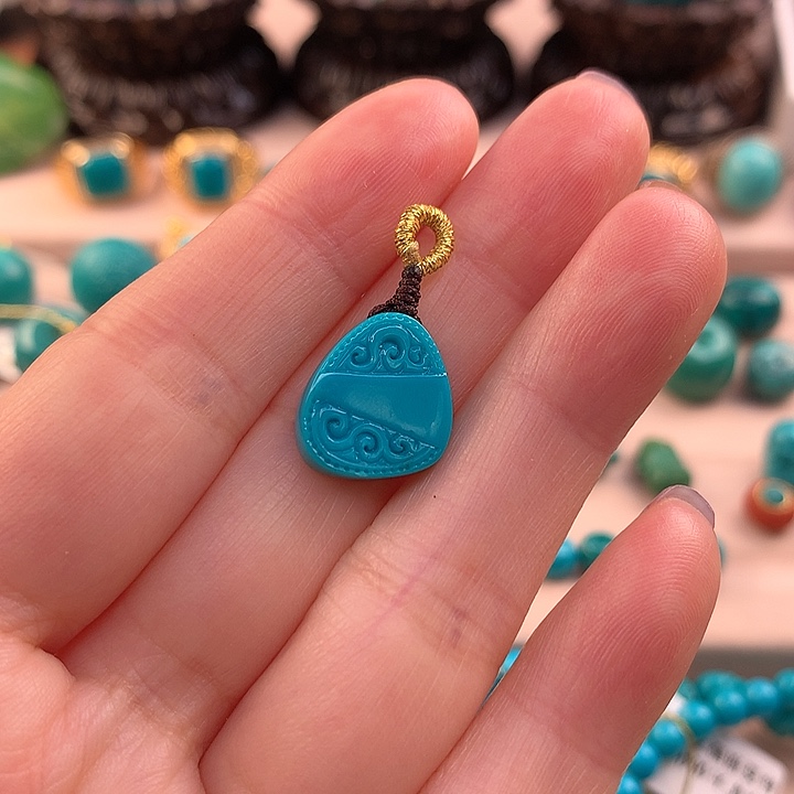 绿松石配饰未镶嵌气****?