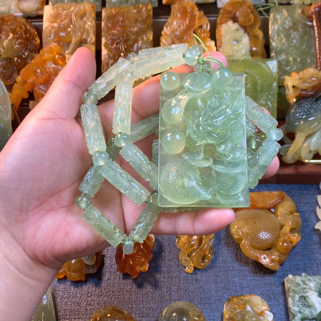 蛇纹石玉未镶嵌颈饰