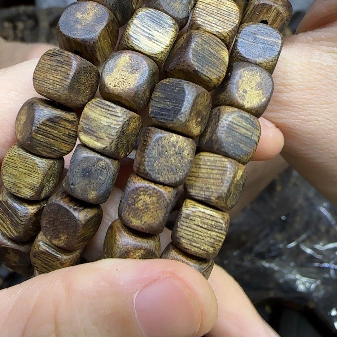 沉香碎屑沉香+99分沉0.8方糖珠单圈8克加多样性发一