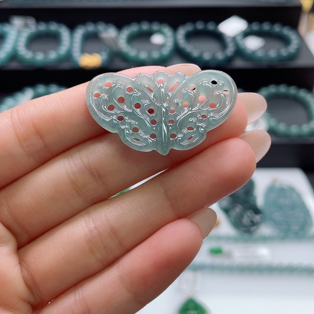 翡翠未镶嵌颈饰蝴蝶