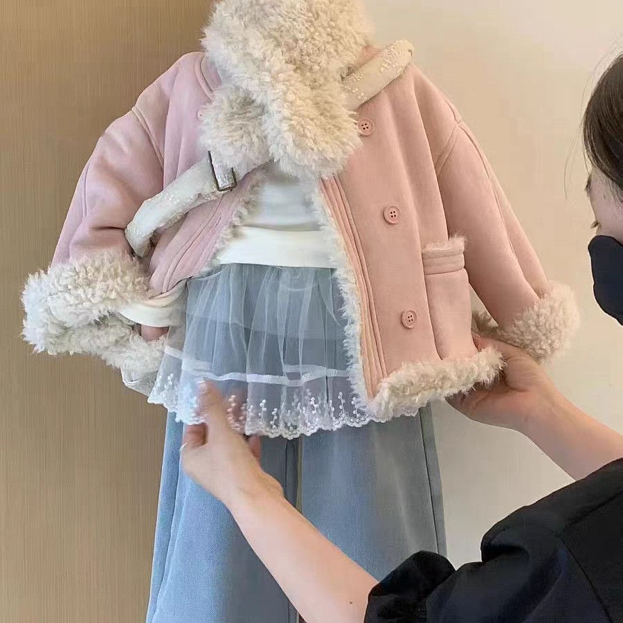 女童皮毛一体外套秋冬装2025女宝羊羔毛带围巾加绒加厚麓皮绒大衣