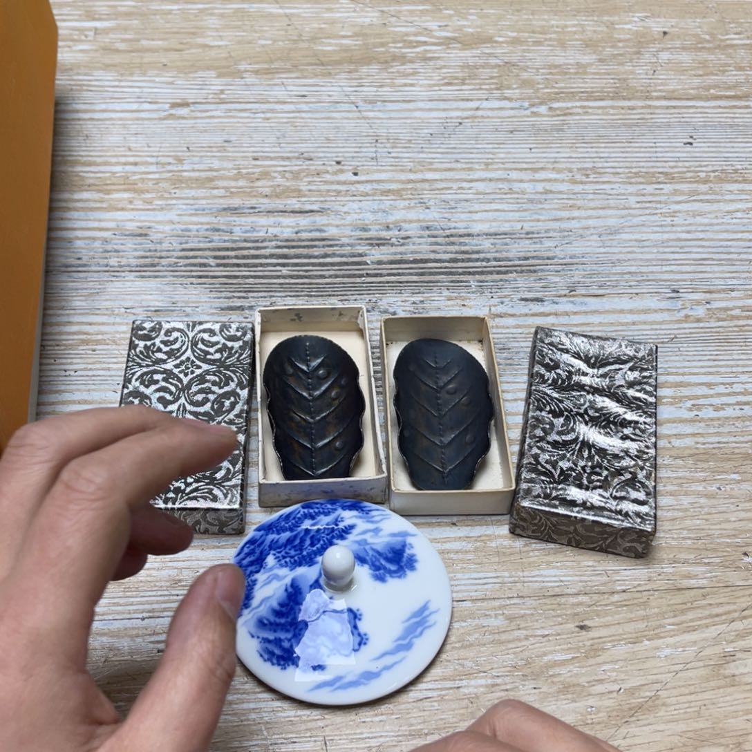 瓷片吃*密密麻麻地排列着一个