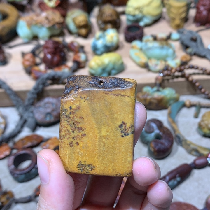 未镶嵌岫岩河磨玉（透闪石质玉）挂件