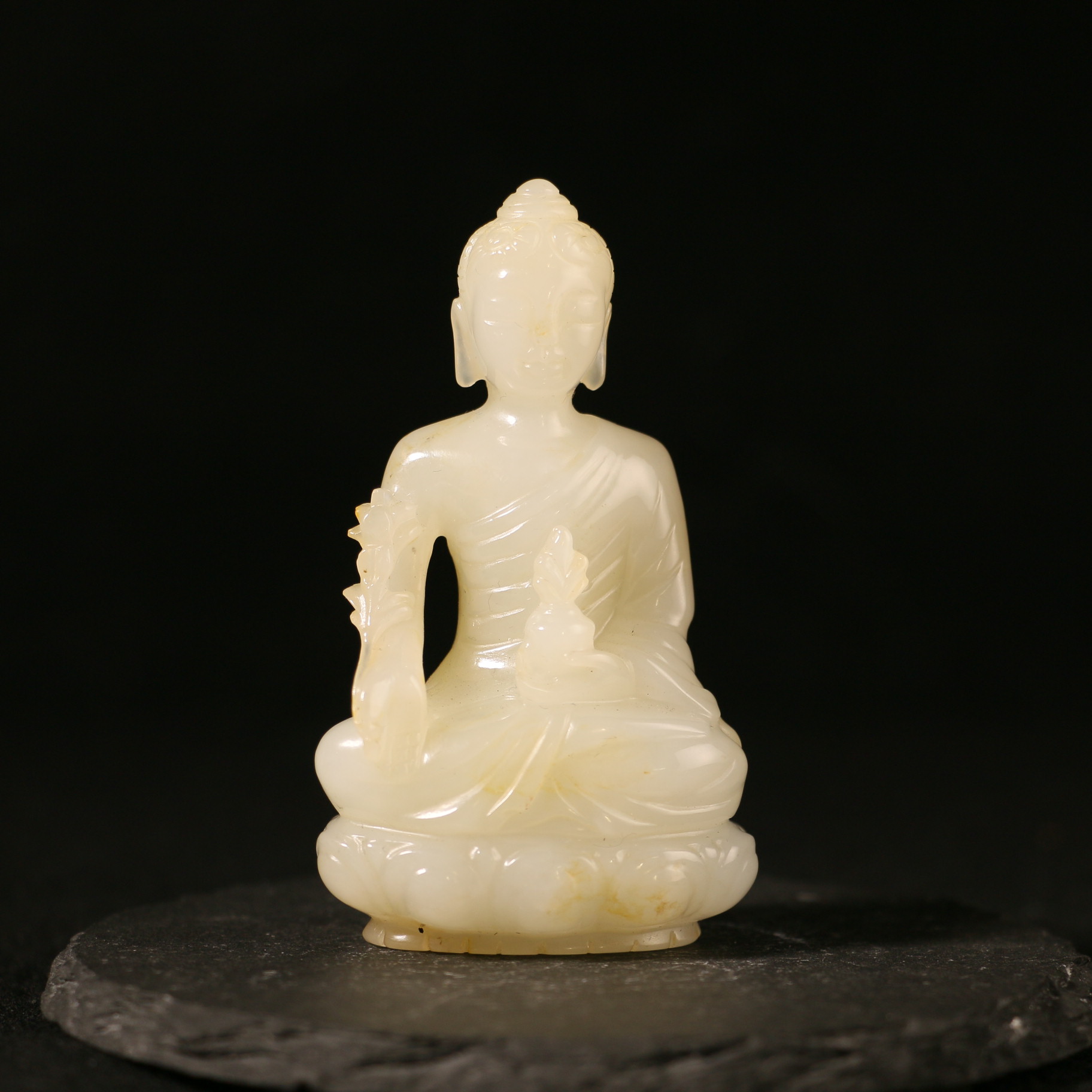 2W27 清  白玉带沁圆雕无量寿佛摆件