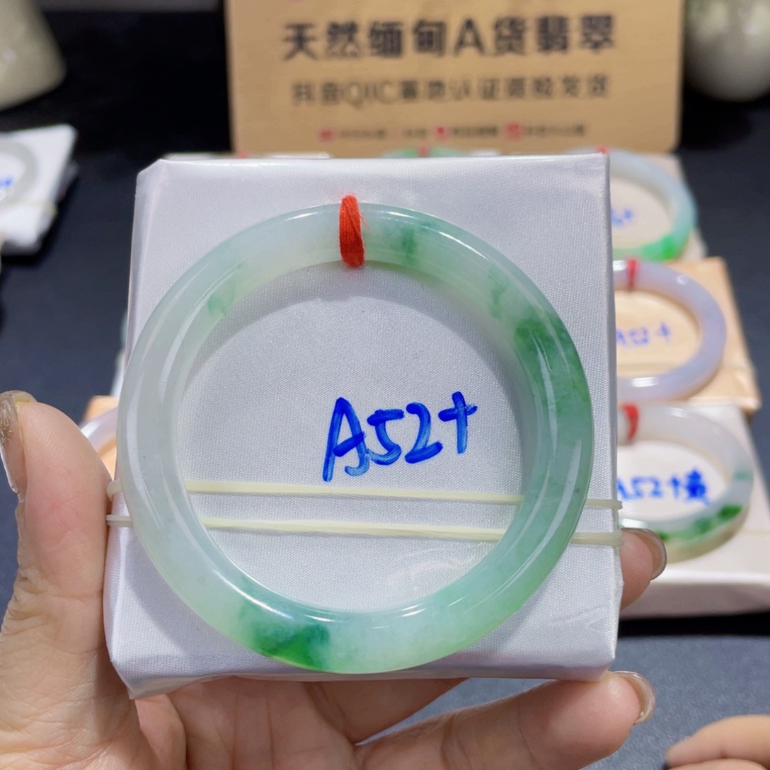 翡翠手镯未镶嵌翡翠手镯