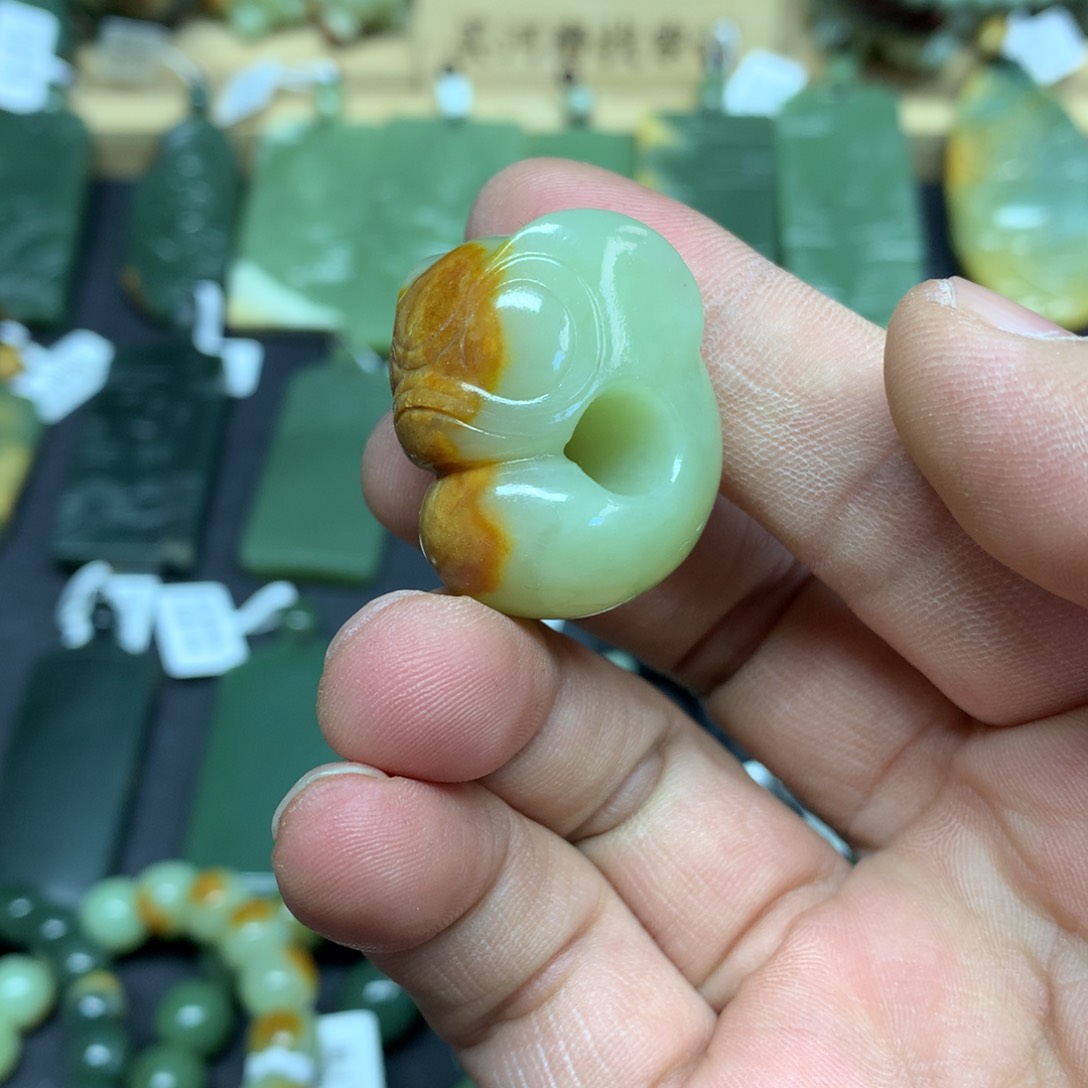 岫岩老玉（透闪石质玉）颈饰未镶嵌