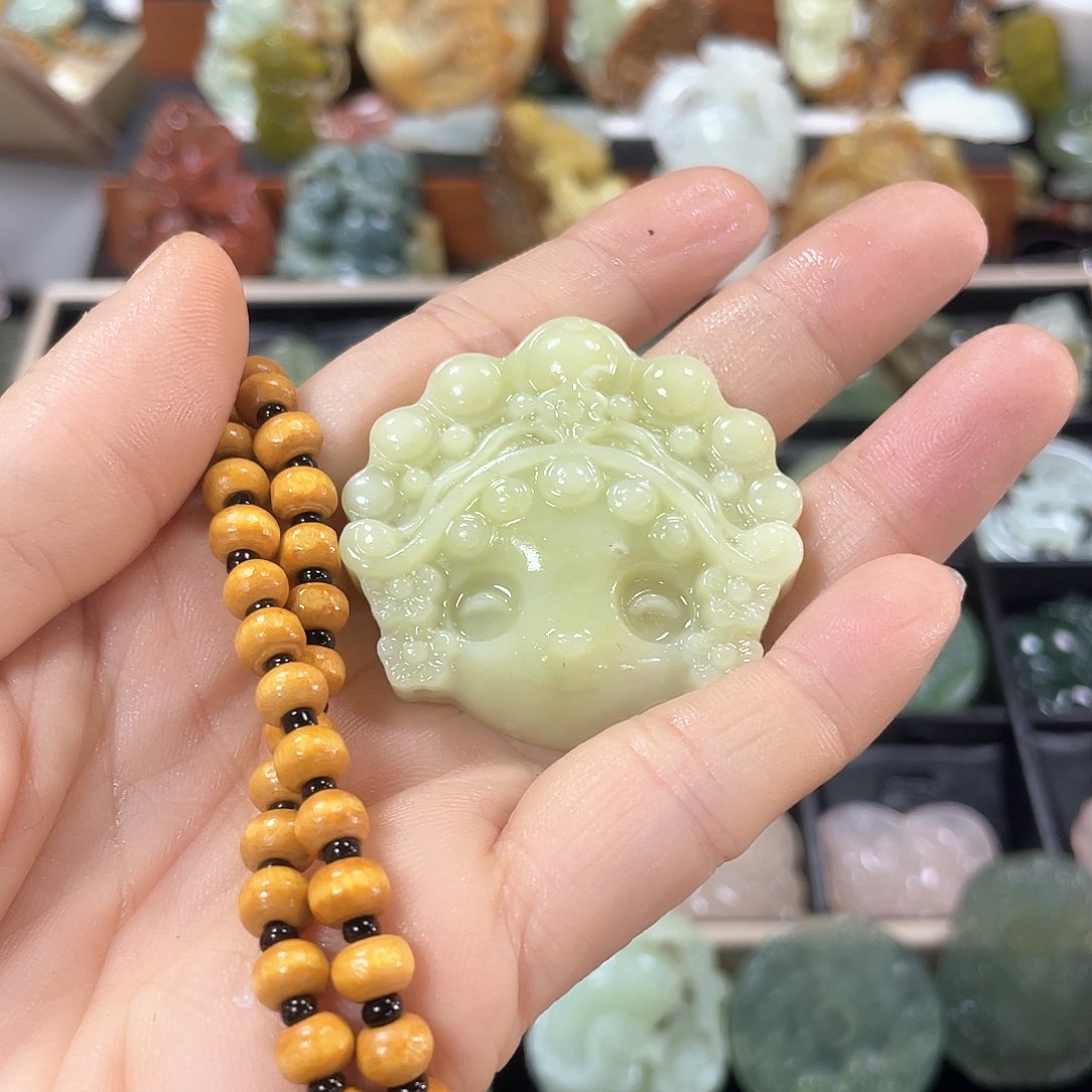 蛇纹石玉颈饰未镶嵌