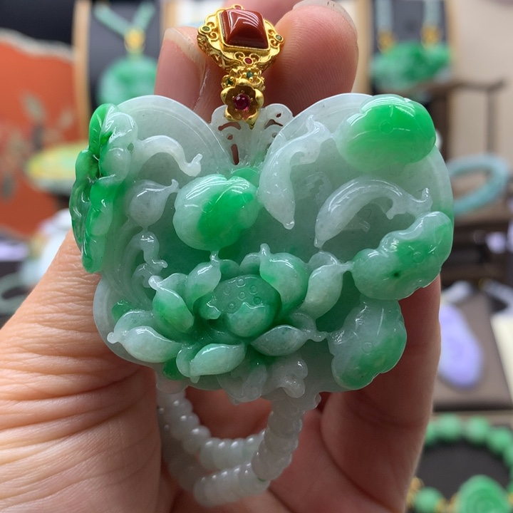 翡翠未镶嵌吊坠(赠链)