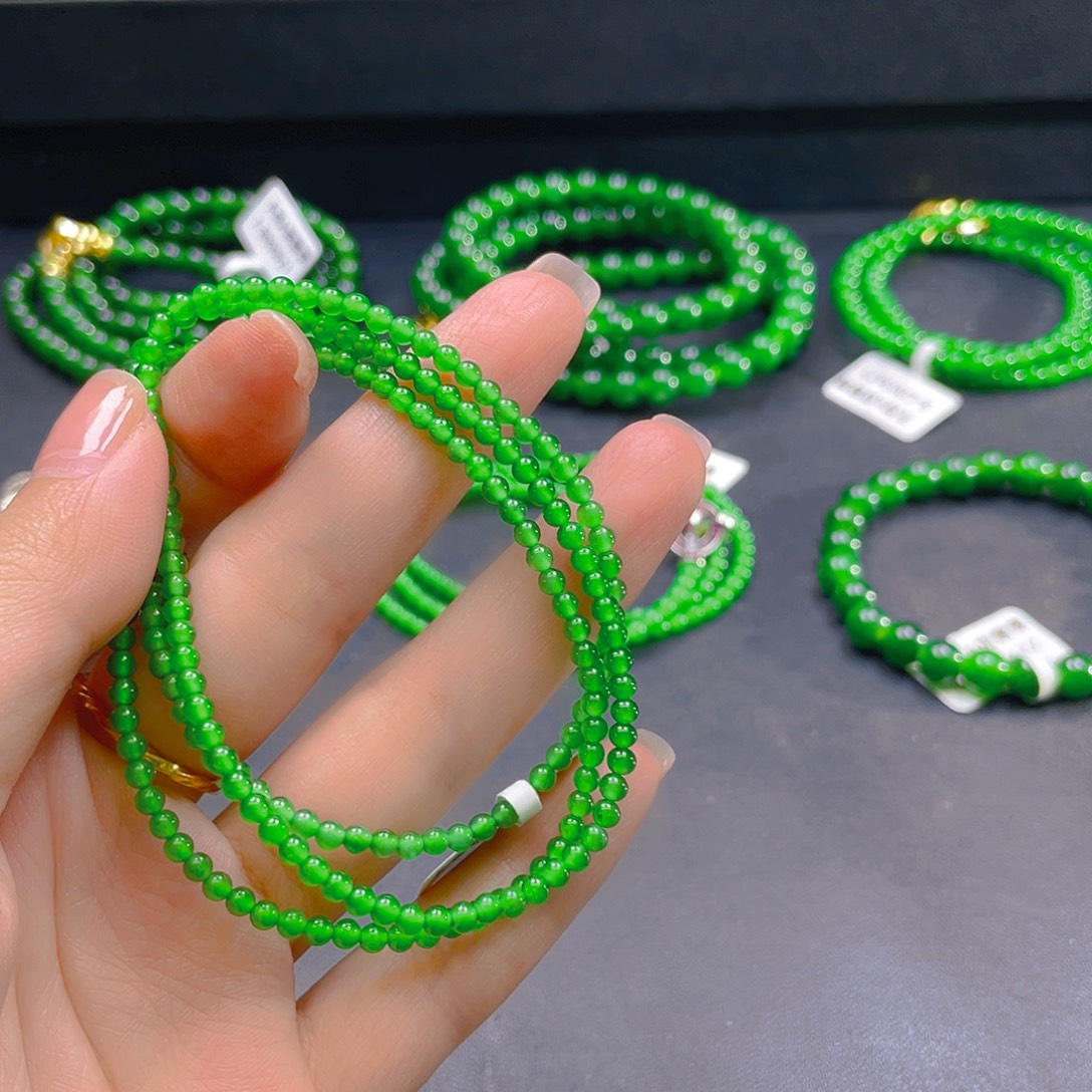 翡翠未镶嵌颈饰   