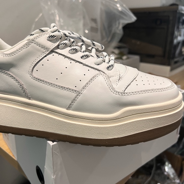 025-1，真皮厚底松糕白色板鞋无鞋盒