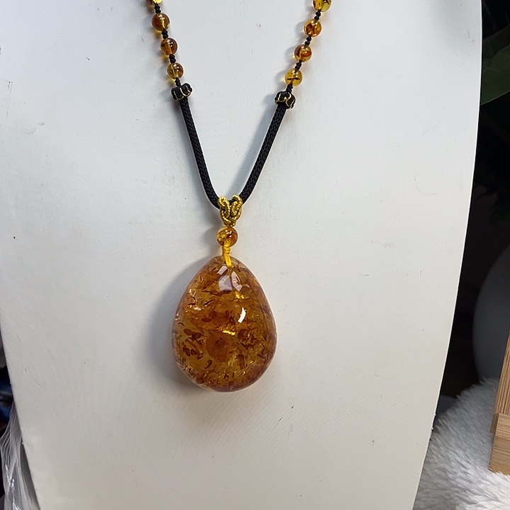 未镶嵌颈饰琥珀（花珀）冷*。