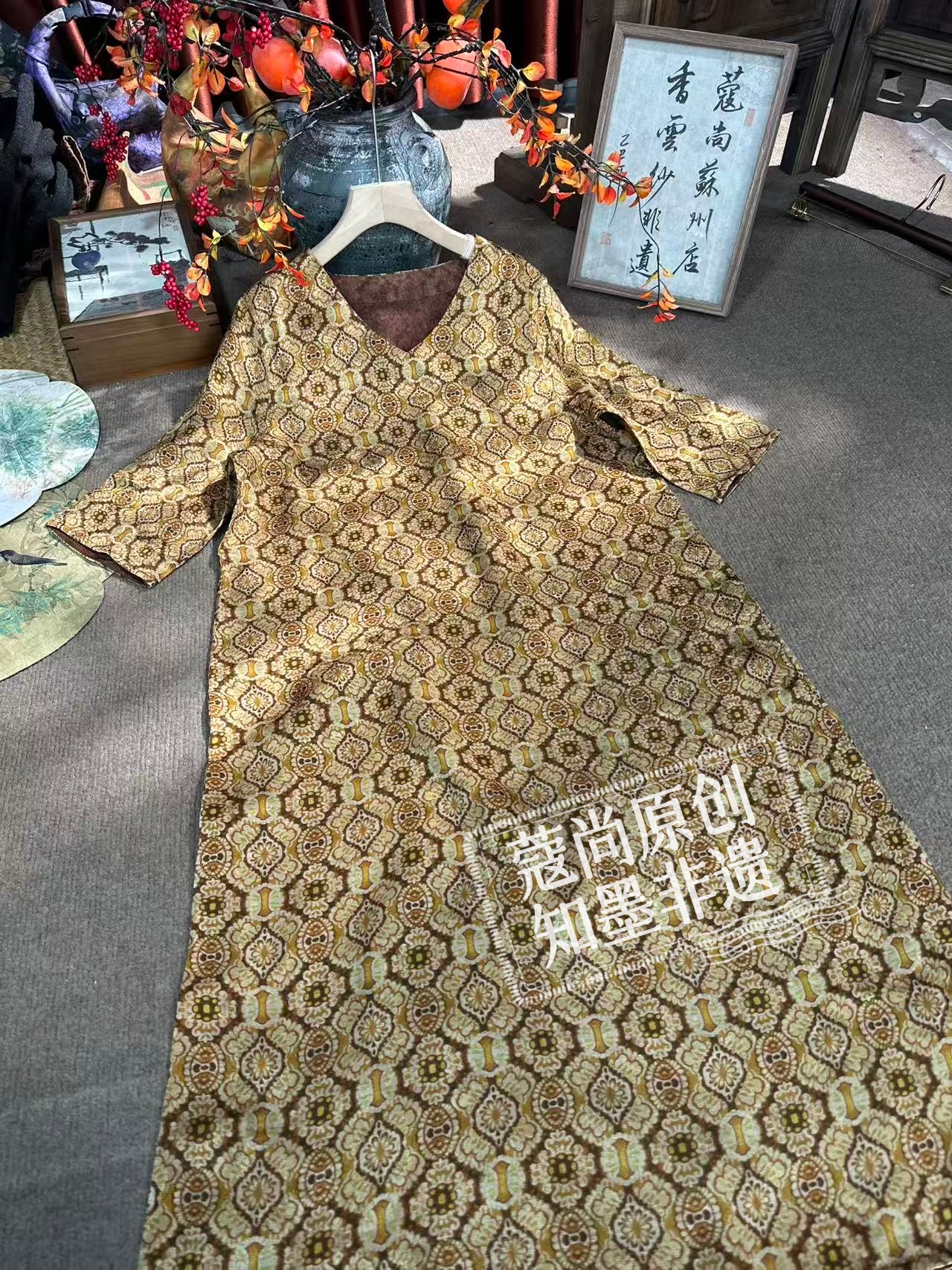 冬季新款新中式国风宽松显瘦鸡心领蓝莲纹提花气质连衣裙