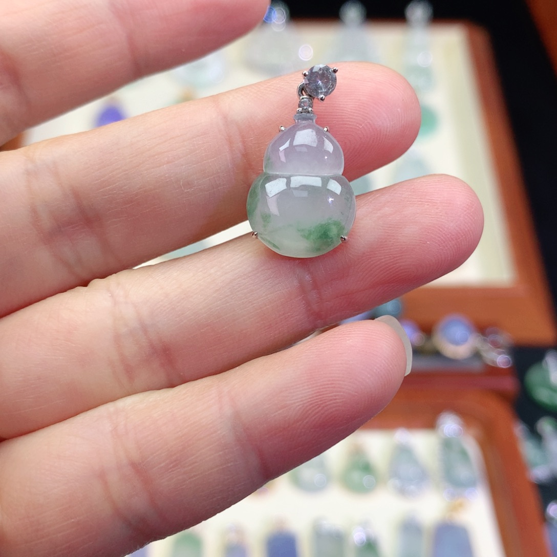 翡翠颈饰18K金镶嵌天然翡翠吊坠a货