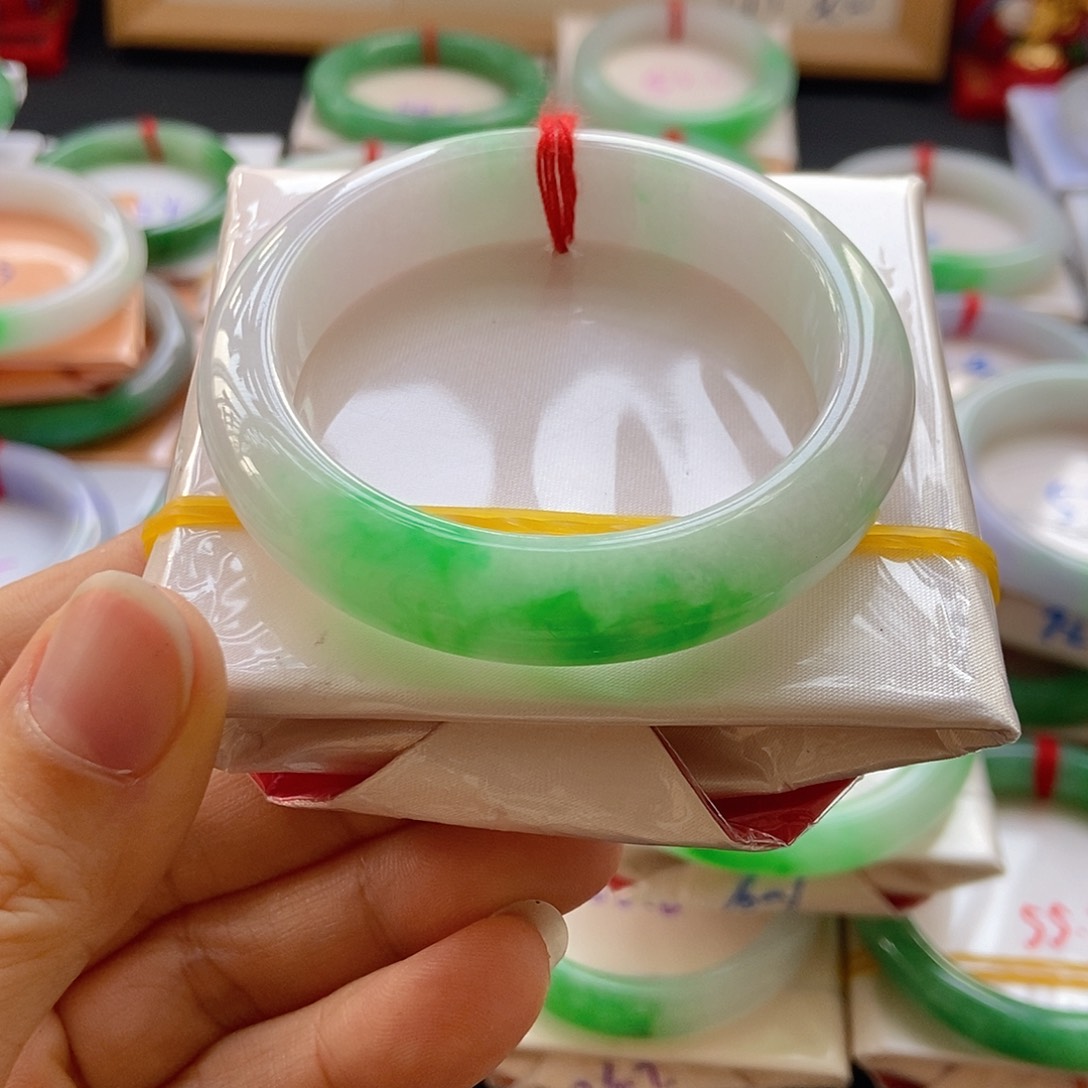 未镶嵌手镯翡翠阿*手镯